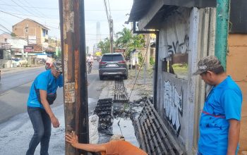 DENGAN ALAT SEADANYA LURAH-RT BERSIHKAN SIRING
