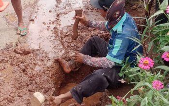 SETELAH 24 JAM AKHIRNYA PDAM PERBAIKI PIPA BOCOR