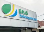 Kabar baik bagi para pekerja yang telah mengundurkan diri atau berhenti bekerja. Kini, peserta BPJS Ketenagakerjaan bisa mencairkan saldo Jaminan Hari Tua (JHT) tanpa perlu menyertakan paklaring atau surat keterangan kerja dari perusahaan lama.