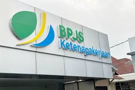 Kabar baik bagi para pekerja yang telah mengundurkan diri atau berhenti bekerja. Kini, peserta BPJS Ketenagakerjaan bisa mencairkan saldo Jaminan Hari Tua (JHT) tanpa perlu menyertakan paklaring atau surat keterangan kerja dari perusahaan lama.