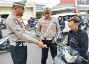 Korlantas Polri kembali menghadirkan terobosan untuk mempermudah masyarakat dalam mengurus pelanggaran lalu lintas. Mulai tahun 2025, pengendara yang terkena tilang dapat membayar denda langsung di lokasi melalui sistem pembayaran digital resmi Polri.