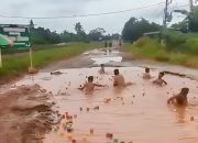 Jalan Rusak di Purbolinggo Dijuluki “Telaga Sewu”, Warga Sindir Lambannya Perbaikan
