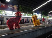 Barongsai Semarakkan Perayaan Imlek di Stasiun Tanjung Karang, Penumpang Terhibur