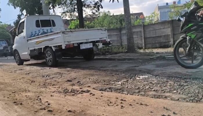 Jalan Rusak dan Minim Penerangan di Tanjung Senang Bandar Lampung, Warga Khawatir Keselamatan