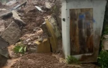 Tembok Pagar Rumah di Kemiling Bandar Lampung Ambruk Usai Diguyur Hujan Deras