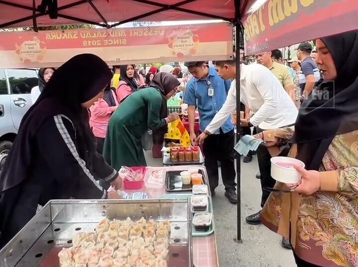 Walikota Bandar Lampung sedang memborong aneka kuliner di Taman UMKM Bung Karno Pahoman - sumber Foto : Instagram Walikota Bandar Lampung