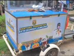 Gerobak UMKM seharga Rp28 juta dari Pemerintah Kota Bandar Lampung - Foto Warta Saburai