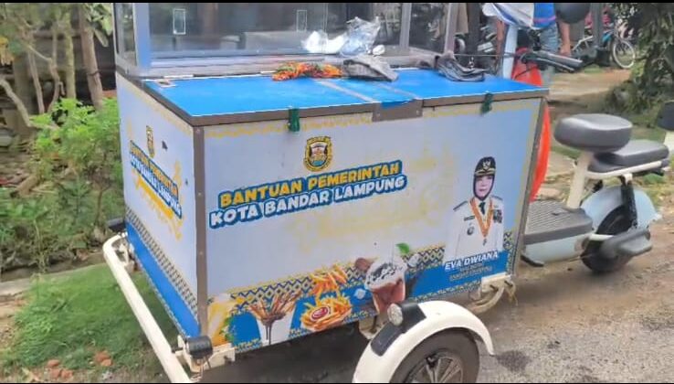 Gerobak UMKM seharga Rp28 juta dari Pemerintah Kota Bandar Lampung - Foto Warta Saburai