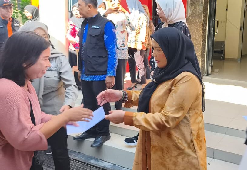Wali Kota Eva Dwiana turun langsung ke lapangan untuk menyalurkan bantuan kepada warga terdampak, Kamis (16/4/2026). - Warta Saburai